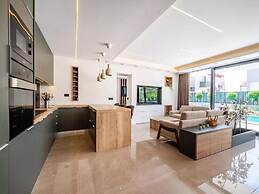 Villa Alpha - Four Bedroom Villa With Swimming Pool