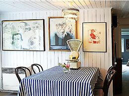 Holiday Home With art