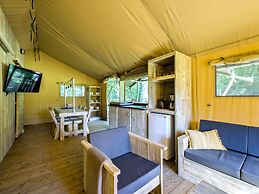 Glamping Tent in Tranquil Park