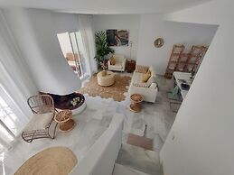 Relaxed Retreat With Pool