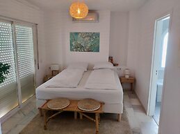 Relaxed Retreat With Pool