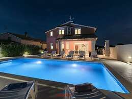 Nicole Comfortable Holiday Residence