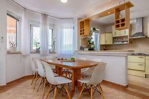 Nicole Comfortable Holiday Residence