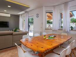 Nicole Comfortable Holiday Residence