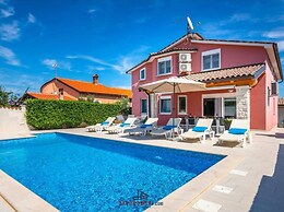 Nicole Comfortable Holiday Residence