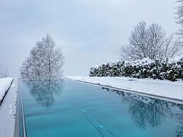 Apartment With Shared Infinity Pool