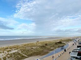Sea Wall Retreat With Views