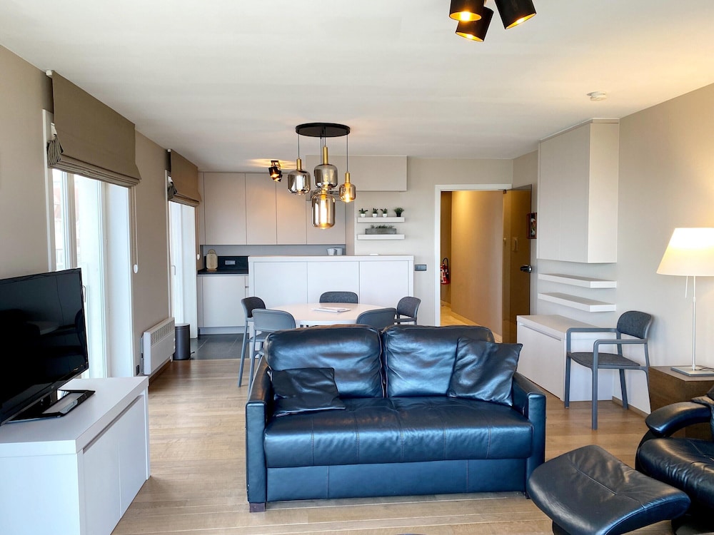 Sea Wall Retreat With Views
