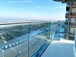 Sea Wall Retreat With Views