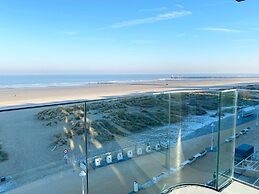 Sea Wall Retreat With Views