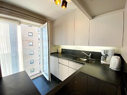 Sea Wall Retreat With Views