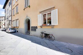 Mansion in Lucca Near Via Fillungo