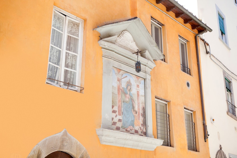 Mansion in Lucca Near Via Fillungo