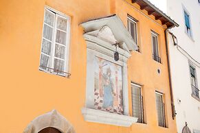 Mansion in Lucca Near Via Fillungo