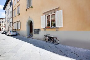 Mansion in Lucca Near Via Fillungo