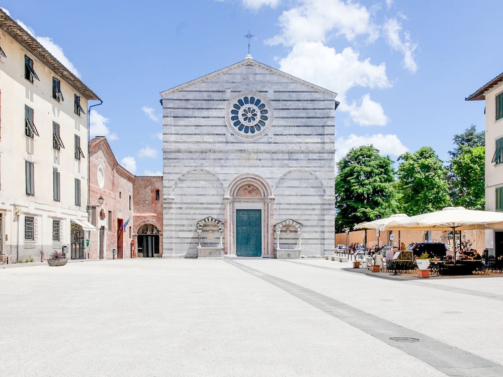 Mansion in Lucca Near Via Fillungo