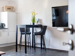 No. 7 Lake View Modern Retreat