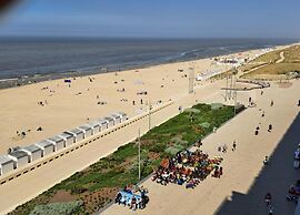 Apartment Near Zeedijk With Sea View