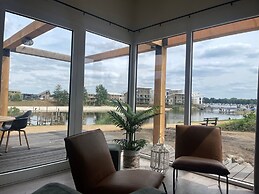 Luxury Lodge With Beach View