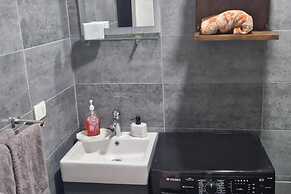 1 Bed Apartment Sleeps 2 - Communal Pool - Parking