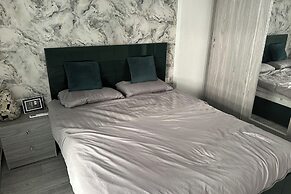 1 Bed Apartment Sleeps 2 - Communal Pool - Parking