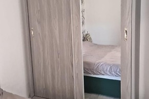 1 Bed Apartment Sleeps 2 - Communal Pool - Parking