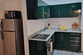 1 Bed Apartment Sleeps 2 - Communal Pool - Parking