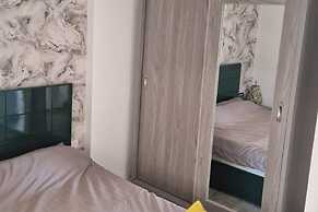 1 Bed Apartment Sleeps 2 - Communal Pool - Parking