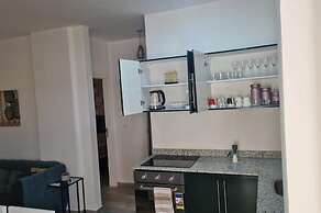 1 Bed Apartment Sleeps 2 - Communal Pool - Parking