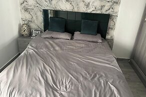 1 Bed Apartment Sleeps 2 - Communal Pool - Parking