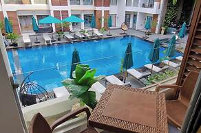 1 Bed Apartment Sleeps 2 - Communal Pool - Parking