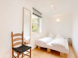 Bauhaus Holiday Apartment by the Lake