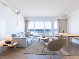 Bright Apartment With Direct sea View