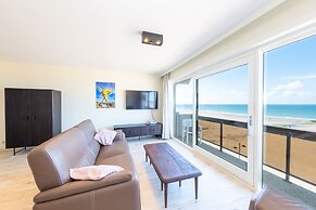 Apartment With Sunny Terrace and sea View