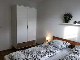 City Whispers 2 Comfortable Vacation Home