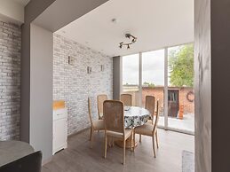 Modern Villa w/ Private Yard