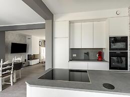 Modern Villa w/ Private Yard