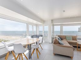 Bright Apartment With Frontal sea View