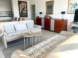 Modern Stay Near Shore