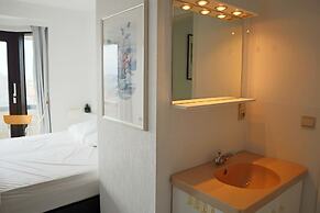Modern Stay Near Shore