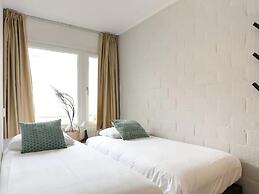 Modern Stay Near the Beach