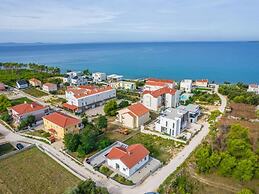 Nicoll With Pool, 50 m From the Beach