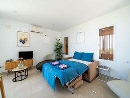 Modern Stay Near Monte Solana