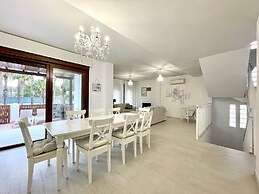 Sunlit Villa Near Golf
