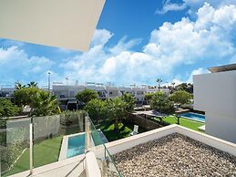 Elegant Home With Pool