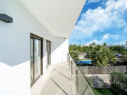 Elegant Home With Pool