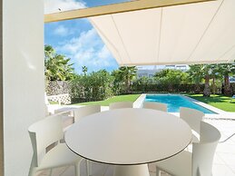 Elegant Home With Pool