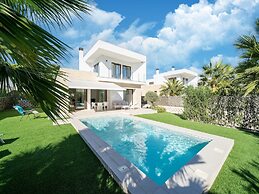 Elegant Home With Pool