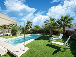 Elegant Home With Pool