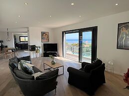 Beautiful Villa With Pool and sea View